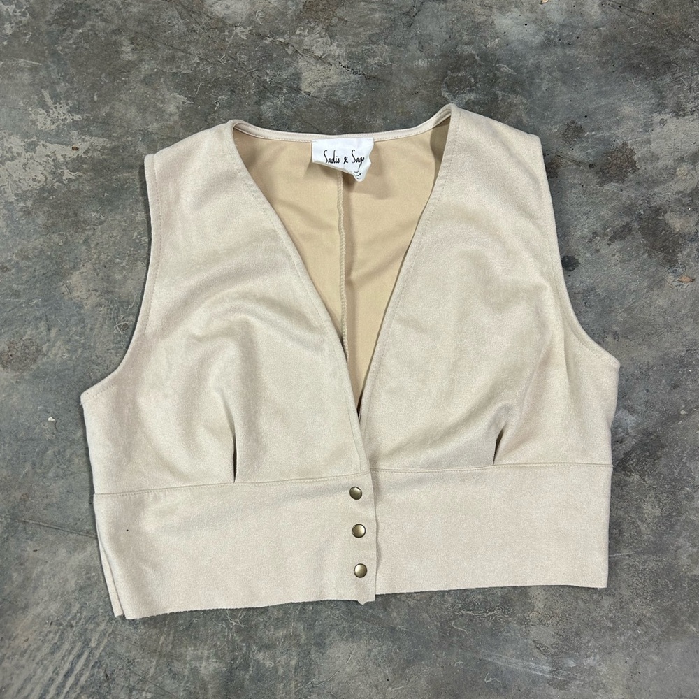 Sadie & Saige Chic Beige Buttoned Vest - Picture 3 of 7